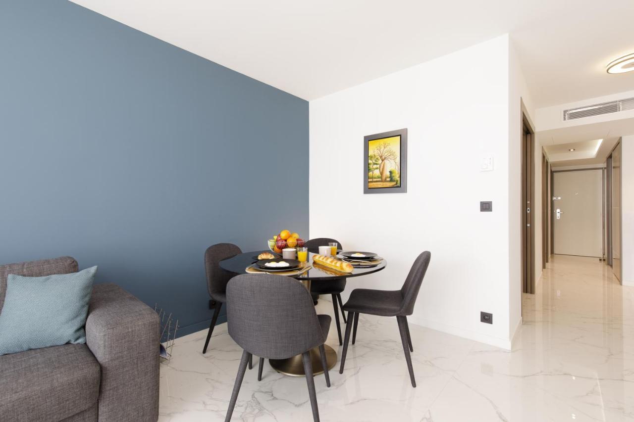 Gray D'albion 3i7 Yourhosthelper Apartment