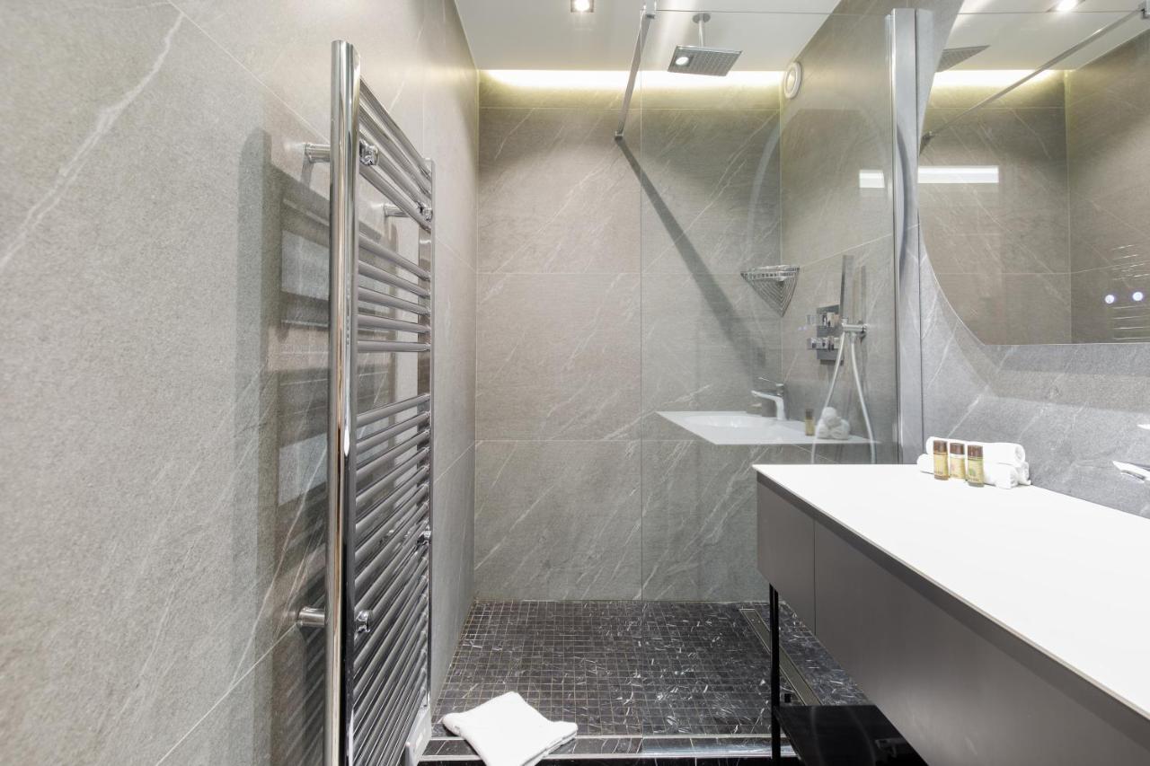Gray D'albion 3i7 Yourhosthelper Apartment